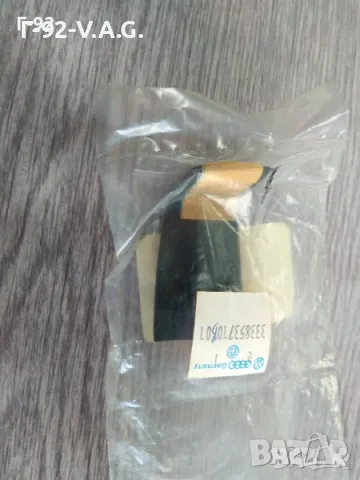 333853710B 01C**NEU**VAG**Passat B3 Variant и Passat B4**Крайна капачка вдясно**