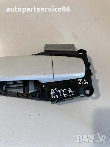 Външна дръжка задна лява бяла за Vauxhall Astra 1.3 Cdti (2012), снимка 2 - Части - 55012587