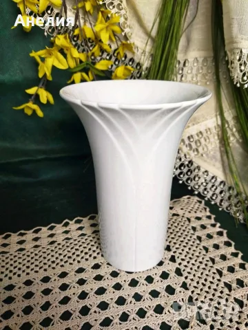 Rosenthal Бяла ваза с релеф , снимка 3 - Вази - 55403171