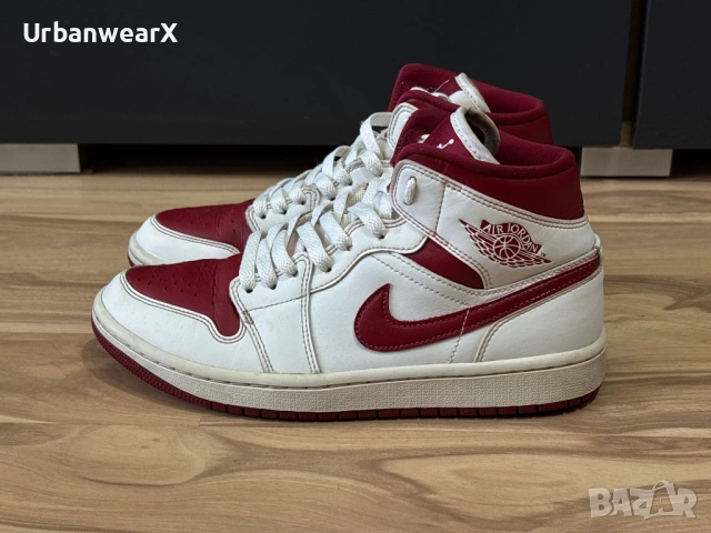 Кецове Nike Air Jordan 1 Mid Reverse Chicago, снимка 2 - Маратонки - 54403687