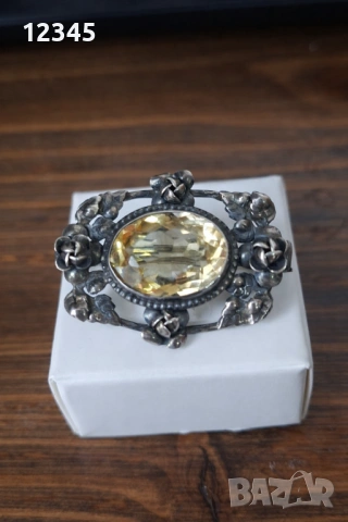 Стара сребърна брошка с флорални елементи и камък