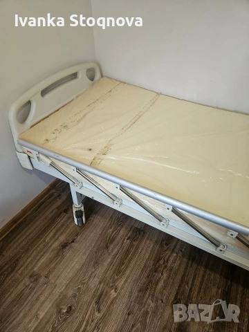 Продавам медицинско болнично легло (механично, с четири секции) 