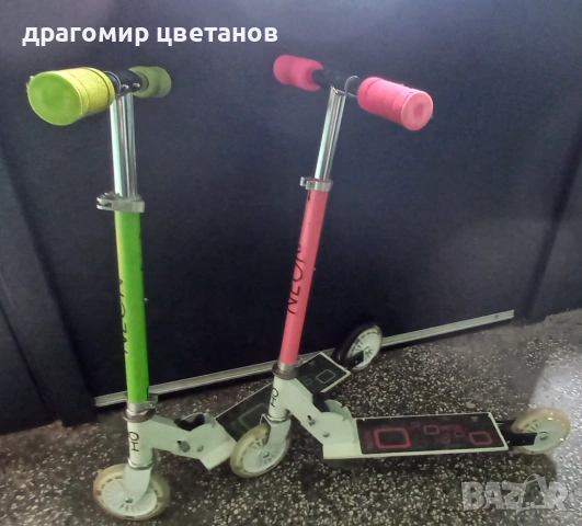 Детска тротинетка със светещи колела Moni Neon