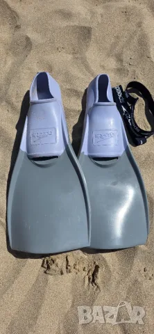 Продавам плавници speedo