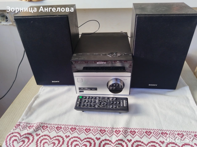 Sony HCD-S20 Мини музикална система с оригиналните тонколони и дистанционно управление. 
