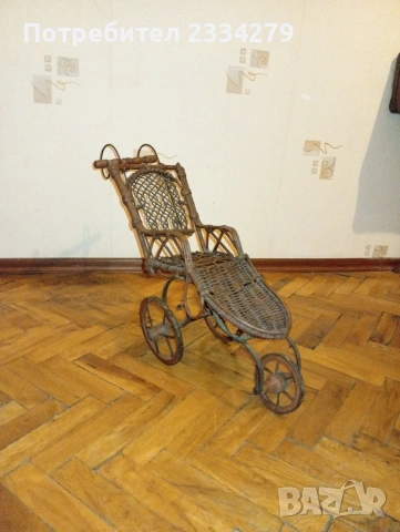 Автентична количка за кукли и декорация, изработена ръчно.