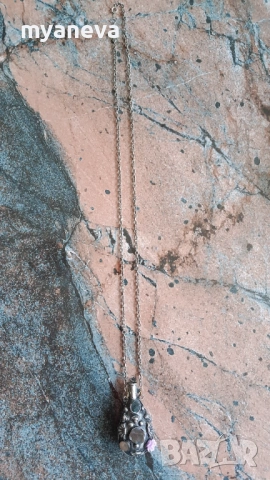 Старинно колие е флакон за парфюм  изработено от метал с декорация от камъни. , снимка 3 - Колиета, медальони, синджири - 54230608