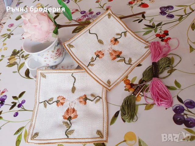 Ръчно бродирани подложки за чаши / мини каренца (2 бр.), снимка 4 - Антикварни и старинни предмети - 55040299