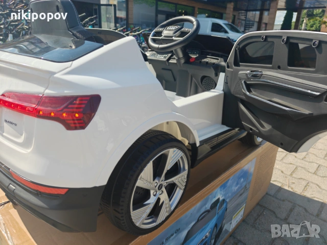 AUDI Акумулаторен джип Audi Sportback бял, снимка 3 - Детски велосипеди, триколки и коли - 54864986