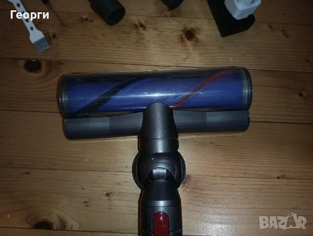 Отлична прахосмукачка Dyson V10 с добра оригинална батерия и аксесоари, снимка 3 - Прахосмукачки - 55414243