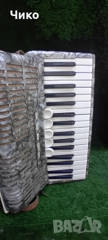 Немски акордеон Велтмайстер 80баса , снимка 2 - Антикварни и старинни предмети - 54118204