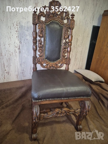 стол с богата дърворезба тапициран с естествина кожа.Реставриран