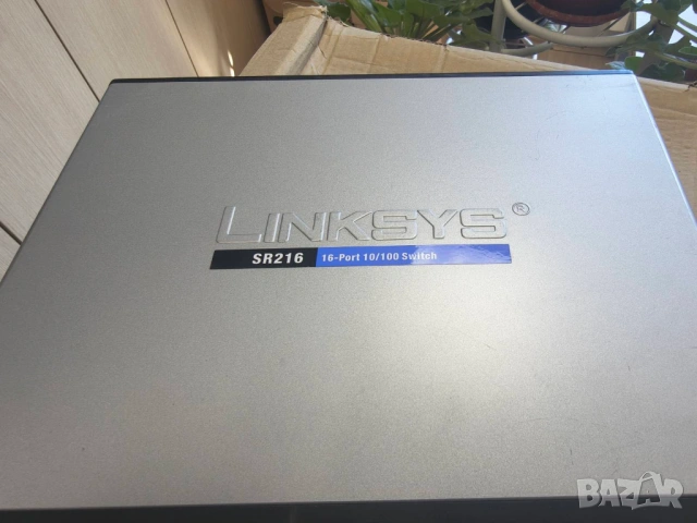 Продавам 24 портов 100мегабитов суич Linksys SR216, снимка 3 - Суичове - 54595321