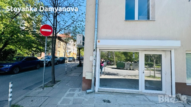 Отдава под наем  ъглово помещение 29,50 м. кв. със статут гараж Площад Папа Йоан Павел II N3