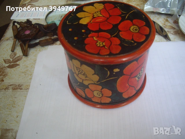 Стара дървена руска кутия.
