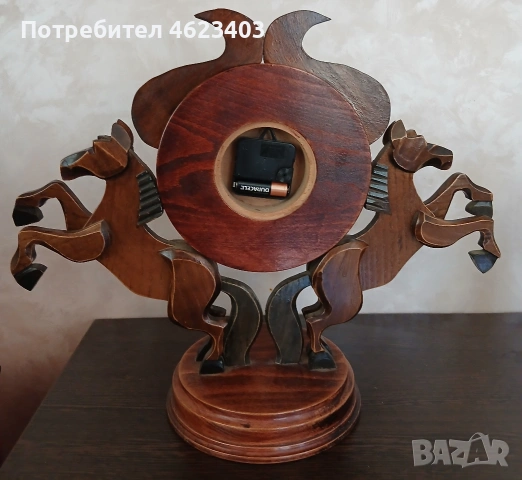 Настолен дървен часовник, ръчно резбован с два коня, снимка 2 - Антикварни и старинни предмети - 54666272