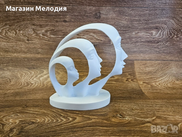 Модерна абстрактна статуетка „Семейство“ / Декоративна скулптура от смола (Бяла)