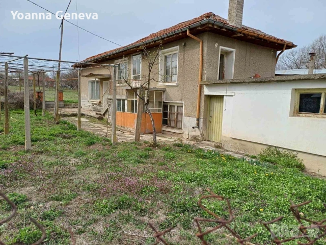 Продавам двуетажна тухлена къща