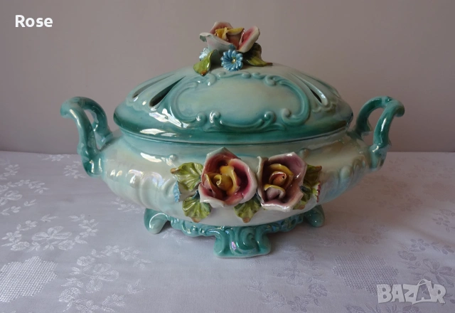 Италиански съд с капак, изработен в стил Capodimonte.