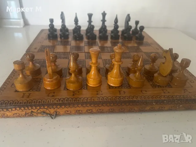 Шах с дървени фигури