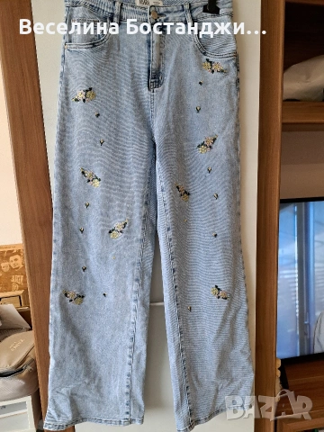 Дънки с бродерия и камъни