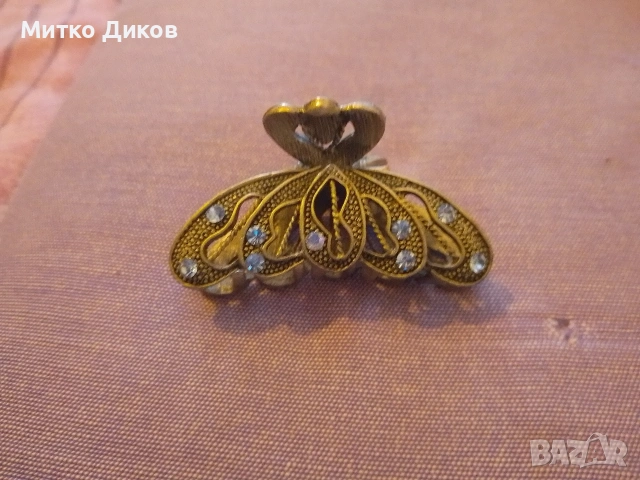 шнола за коса е от метал в цвят старо злато с винтидж дизайн и кристали