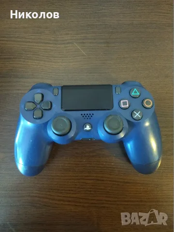 Продавам оригинален джойстик за Playstation 4 (PS4) син и черен