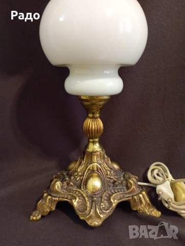 Голяма старинна лампа с красив бял стъклен абажур, снимка 2 - Настолни лампи - 54133620