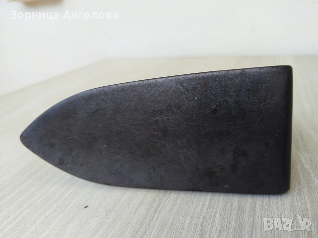 Старинна чугунена ютия Размери: 14 см дължина 10 см височина Тегло 1 кг 124 гр. Не е почиствана., снимка 3 - Нумизматика и бонистика - 54631852