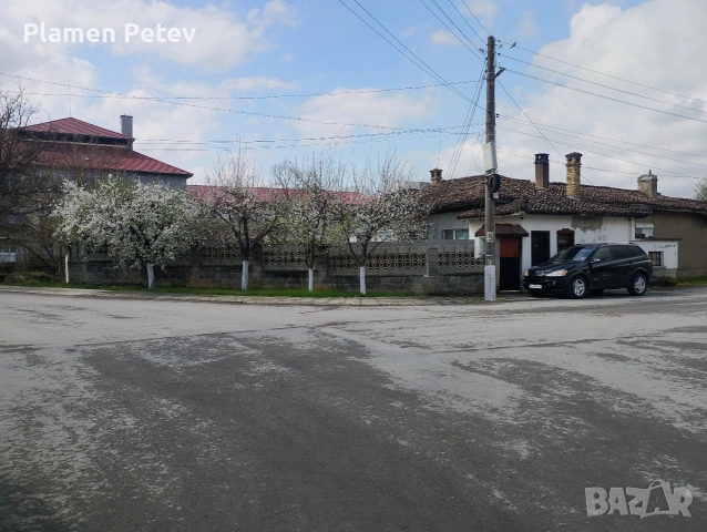 къща с дворно място и търговски обект 