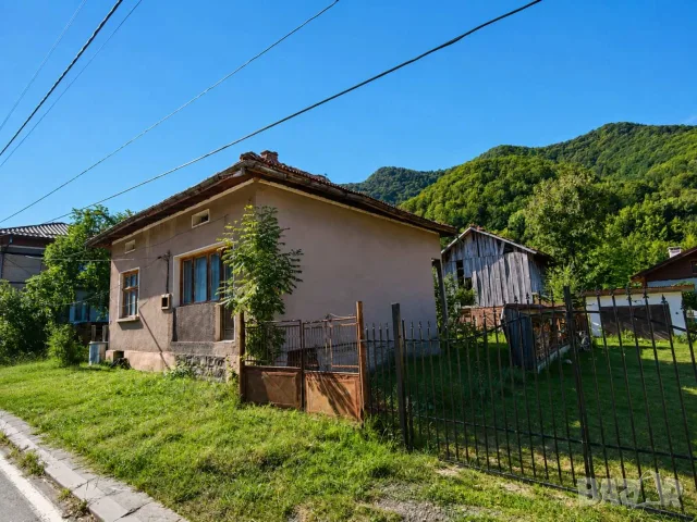 Курорта Рибарица!До река и път!Продавам Масивна жилищна сграда с голям двор 