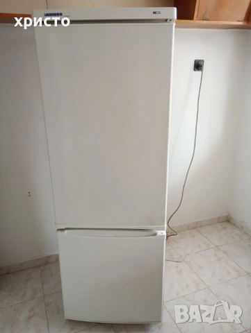 Продавам хладилник  либхер  с  фризерна  долна  част.