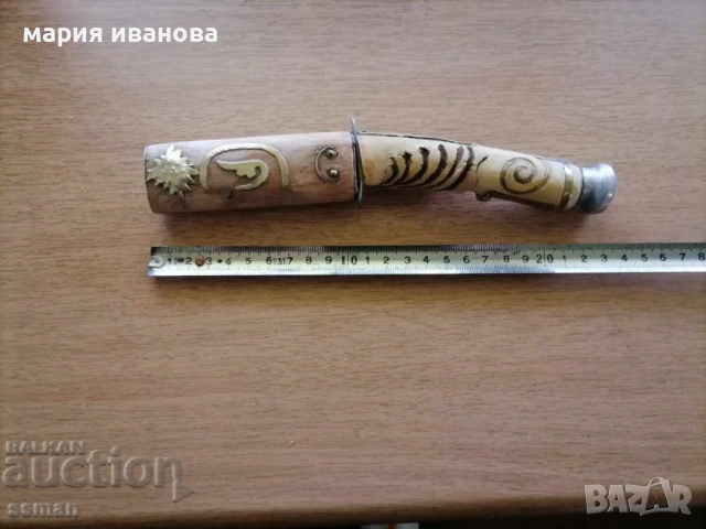 стар нож с дръжка от чемшир украса кон и камъни