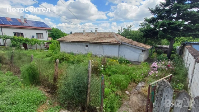 Продавам двор 1600 кв.м със стара къща, близо до Хуманитарна гимназия, гр Добрич, снимка 4 - Къщи - 54928999