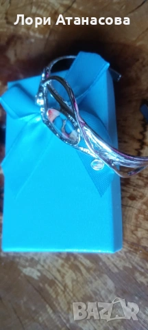 Твърда ефирна гривна с изящен дизайн