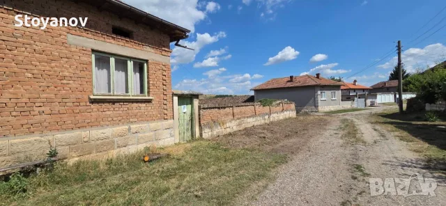 Къща с жилищна пристройка, равен двор и стопански постройки в с. Острица, снимка 3 - Къщи - 55393223