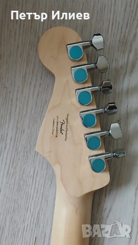 Продавам китара Stratocaster Squier + усилвател Fender, distortion педал и аксесоари, снимка 5 - Китари - 54400330