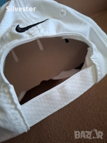 Бяла шапка с козирка Найк/ Nike, един размер, чисто нова, снимка 6 - Шапки - 54383936
