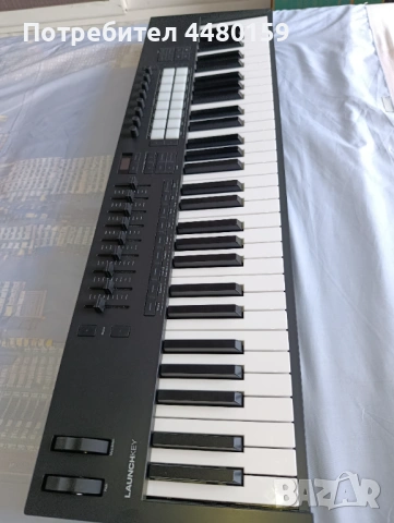Novation Launchkey 61 MK4 в отлично състояние, снимка 6 - Пиана - 54925442