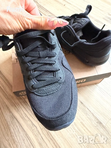 Оригинални нови маратонки NIKE AIR MAX MOTIF! 35,5 н, снимка 2 - Маратонки - 54782326