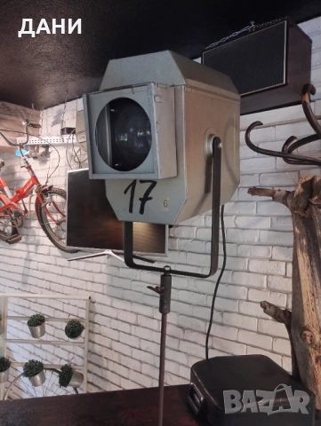 Ретро театрален прожектор от 50 те .с триножник