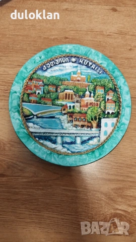 Красива порцеланова чиния от Армения.
