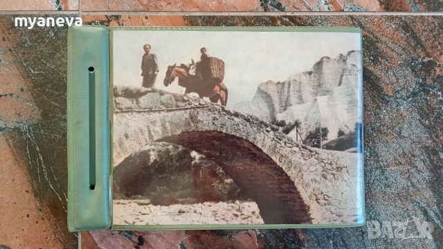 Албум със стари снимки от СОЦА на популярни актьори и певци.