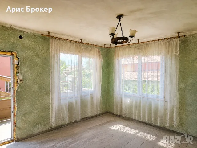 Просторна триетажна къща с голям двор и панорамна гледка към Рила – с. Червен брег, снимка 4 - Къщи - 55478382