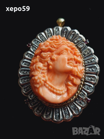 Прекрасен стар златен медальон с огромна коралова камея и 64 диаманта,злато 18к., снимка 2 - Колиета, медальони, синджири - 53961888