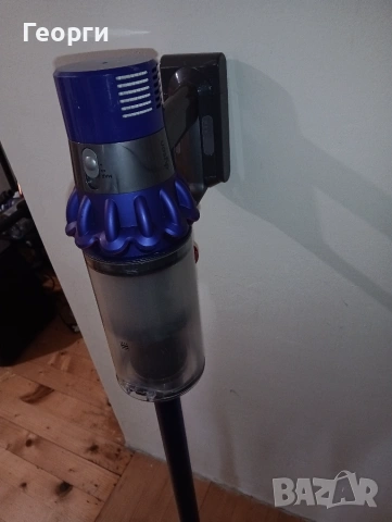 Отлична Dyson V10 безжична прахосмукачка с нова батерия и аксесоари, снимка 3 - Прахосмукачки - 55223355