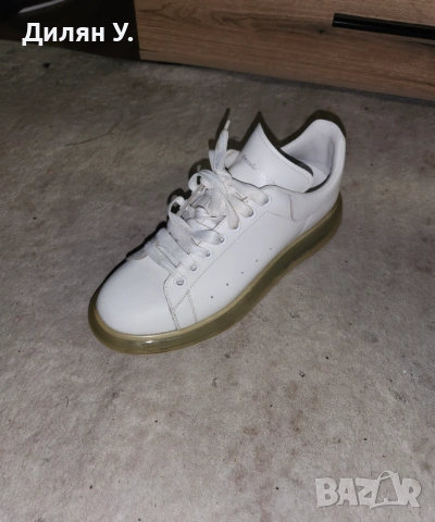 обувки модел Alexander McQueen Oversized Sneakers с прозрачна подметка.