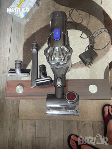 Акумулаторна прахосмукачка DYSON V-6