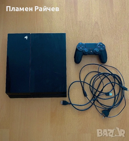 PlayStation 4 + джойстик + кабели + игра подарък