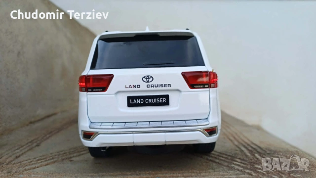 1:18 Toyota Land Cruiser мащабен модел, снимка 2 - Колекции - 54506062